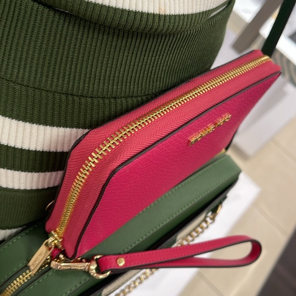 MICHAEL KORS LARGE FLAT MULTIFUNCTION PHONE CASE WALLET WRISTLET 
ELECTRIC PINK - Picture 11 of 16